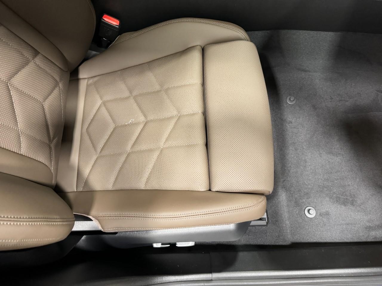 BMW 5 Series Vehicle Full-screen Gallery Image 19