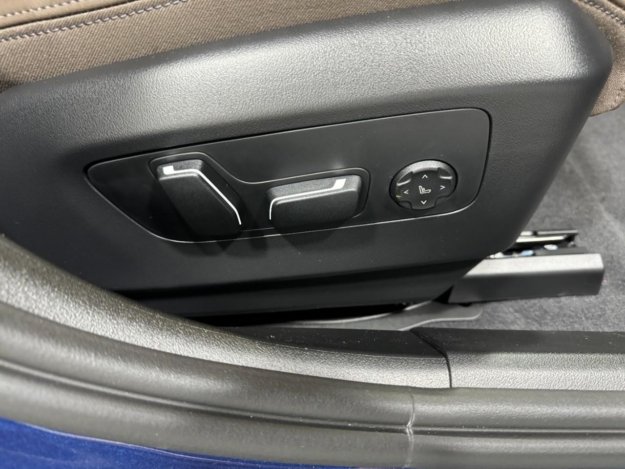 BMW 5 Series Vehicle Full-screen Gallery Image 20