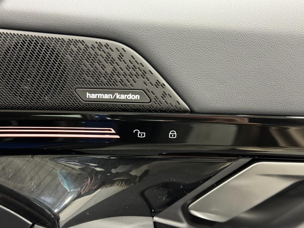 BMW 5 Series Vehicle Full-screen Gallery Image 21