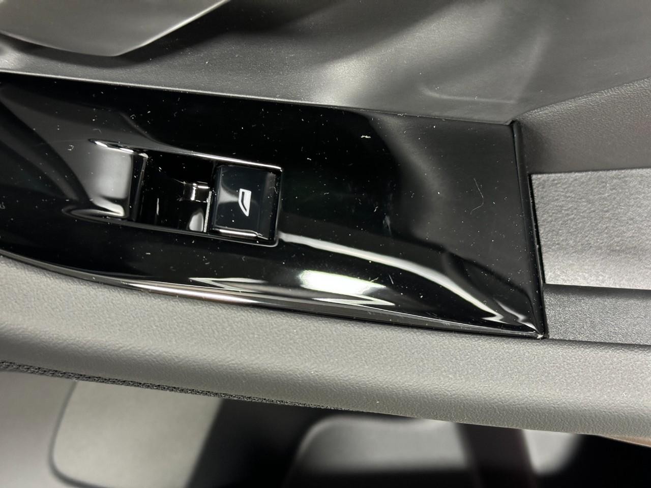 BMW 5 Series Vehicle Full-screen Gallery Image 22