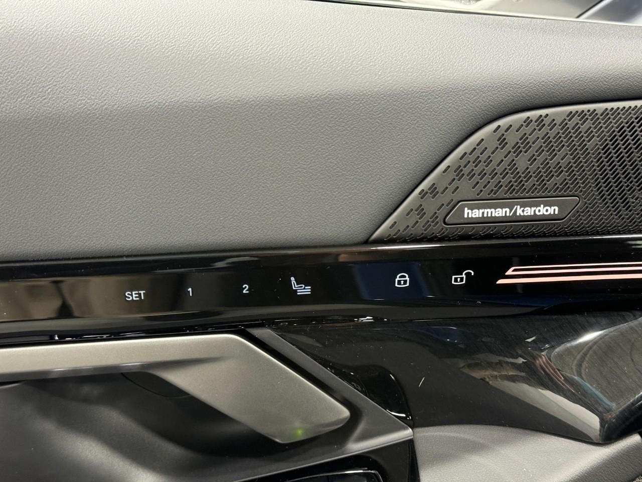 BMW 5 Series Vehicle Full-screen Gallery Image 23