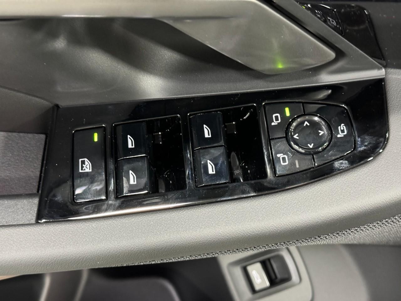 BMW 5 Series Vehicle Full-screen Gallery Image 24