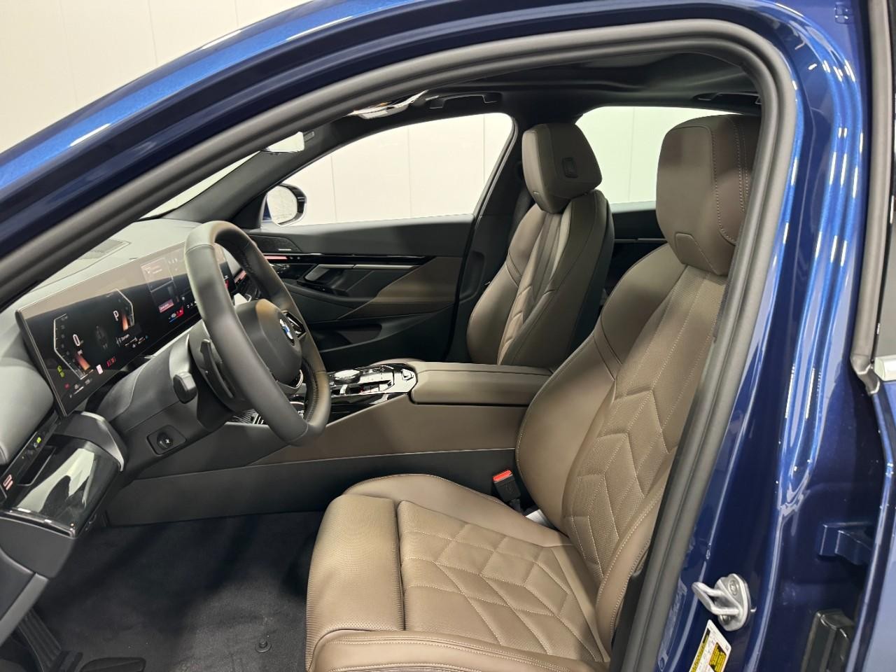 BMW 5 Series Vehicle Full-screen Gallery Image 26