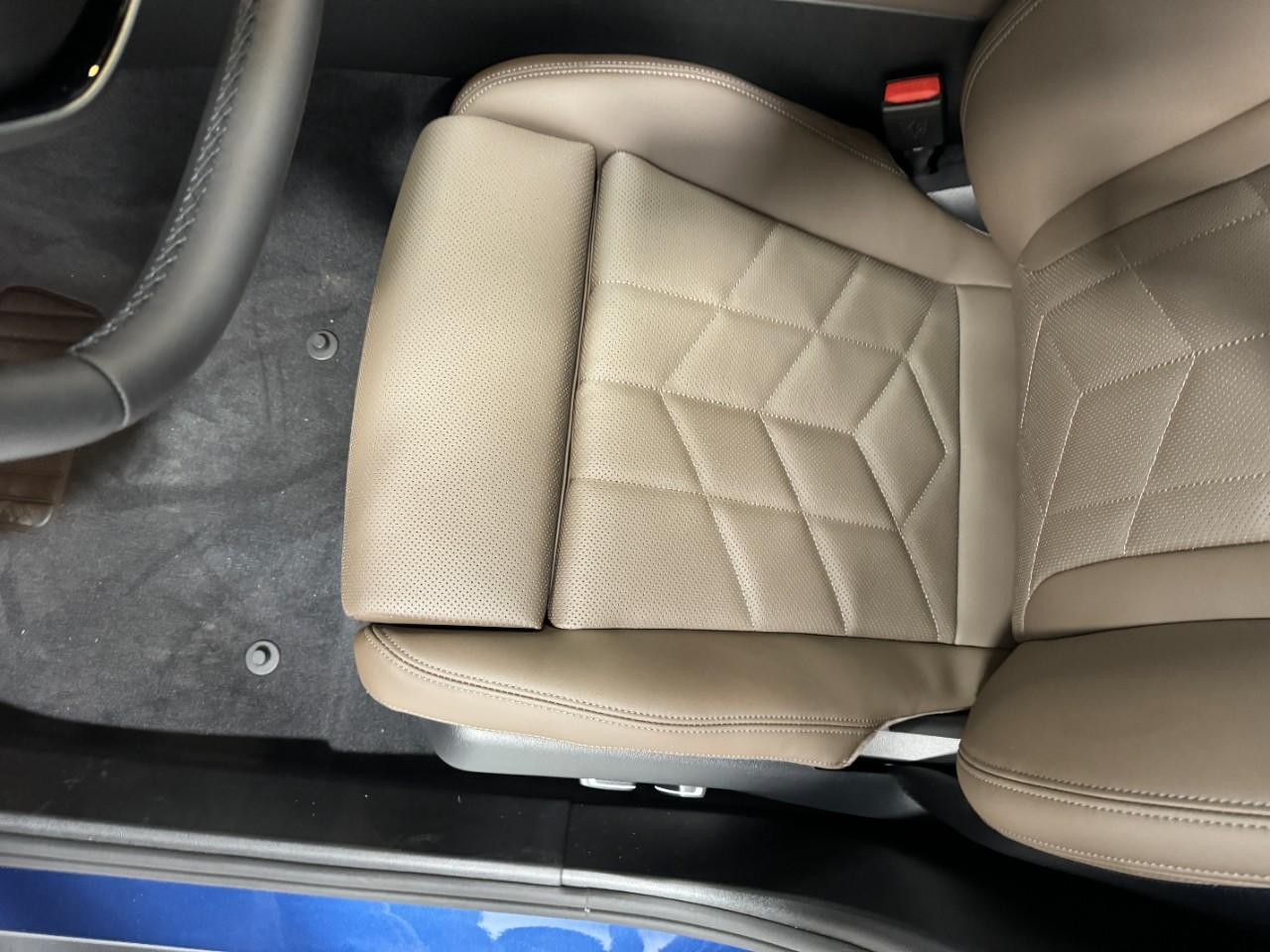 BMW 5 Series Vehicle Full-screen Gallery Image 27