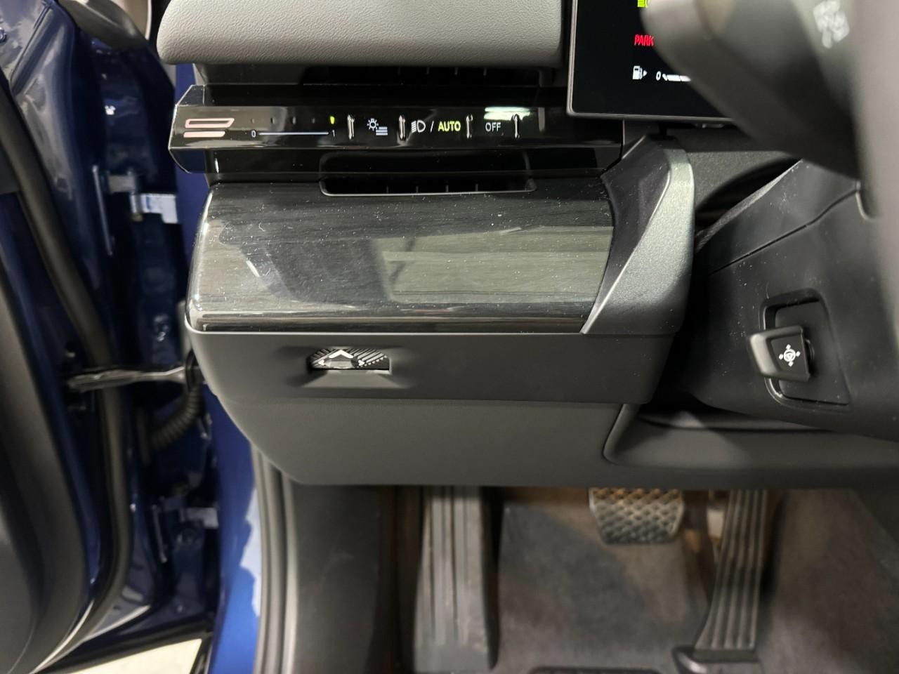 BMW 5 Series Vehicle Full-screen Gallery Image 29