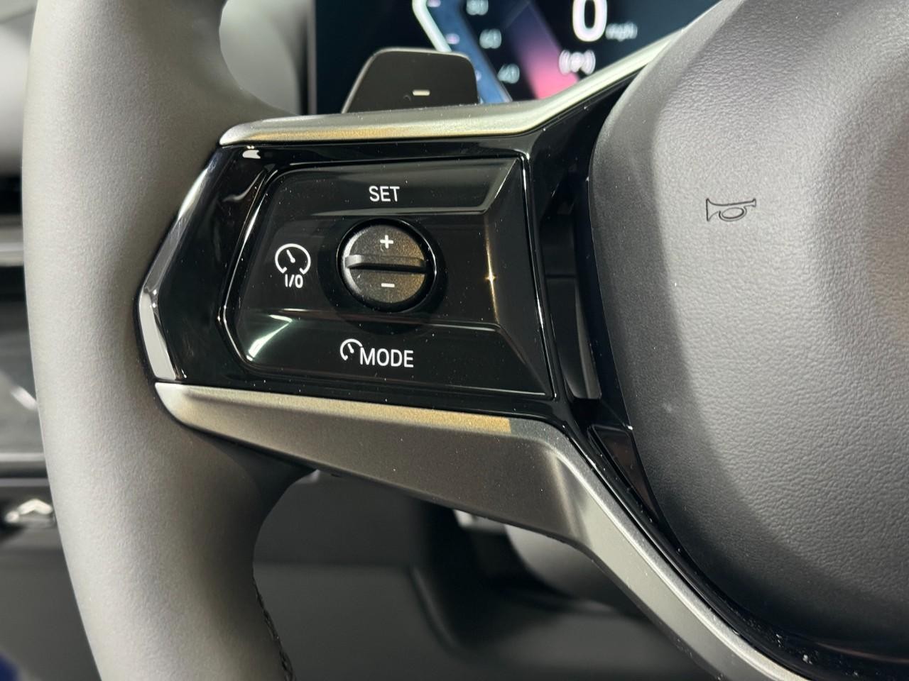 BMW 5 Series Vehicle Full-screen Gallery Image 30