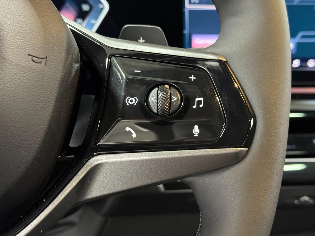 BMW 5 Series Vehicle Full-screen Gallery Image 31