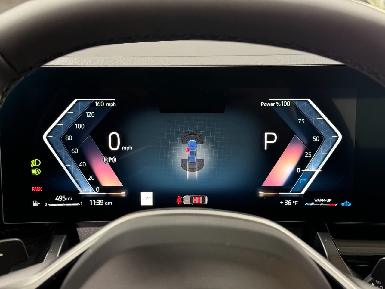 BMW 5 Series Vehicle Full-screen Gallery Image 32