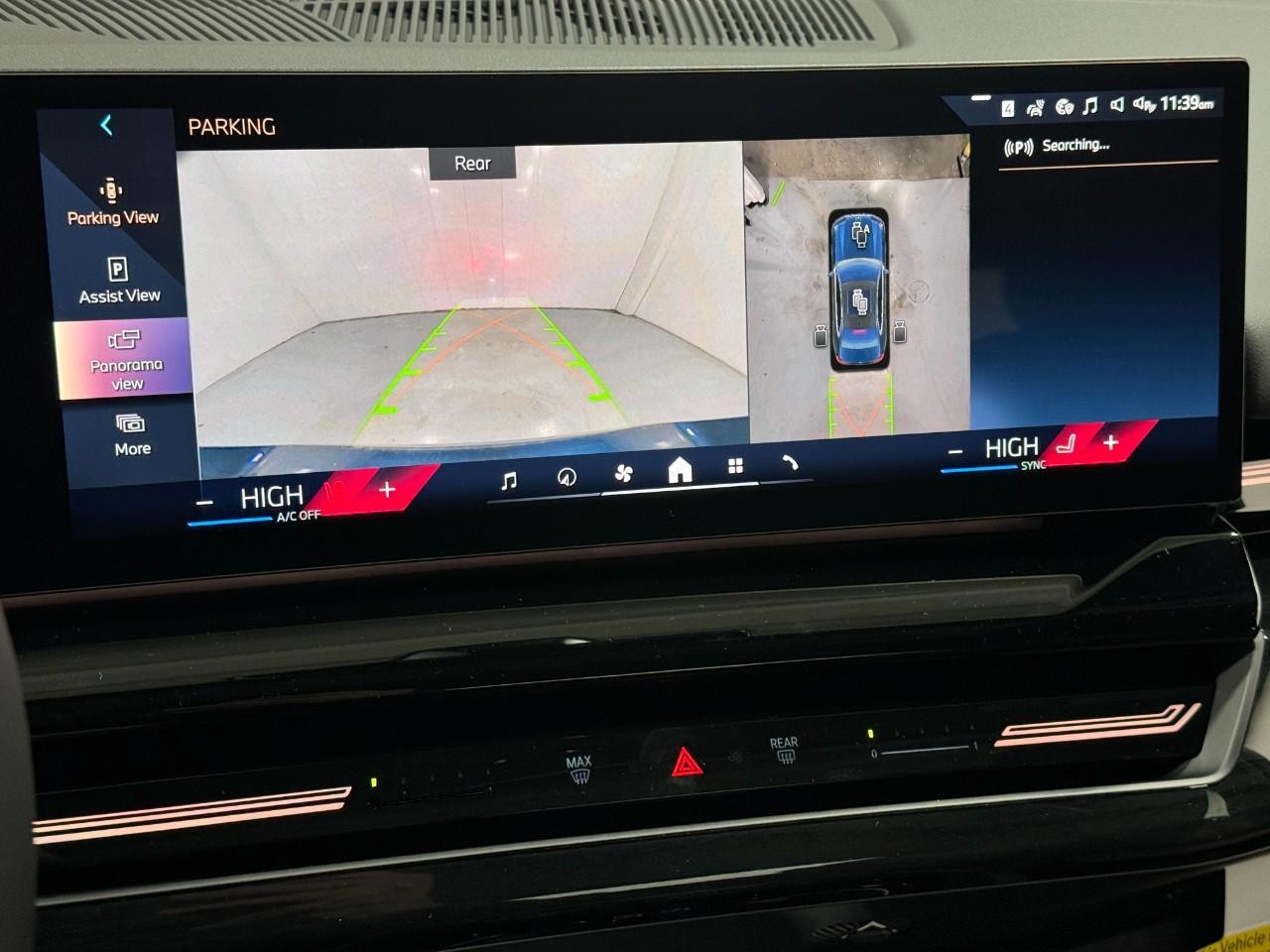 BMW 5 Series Vehicle Full-screen Gallery Image 33