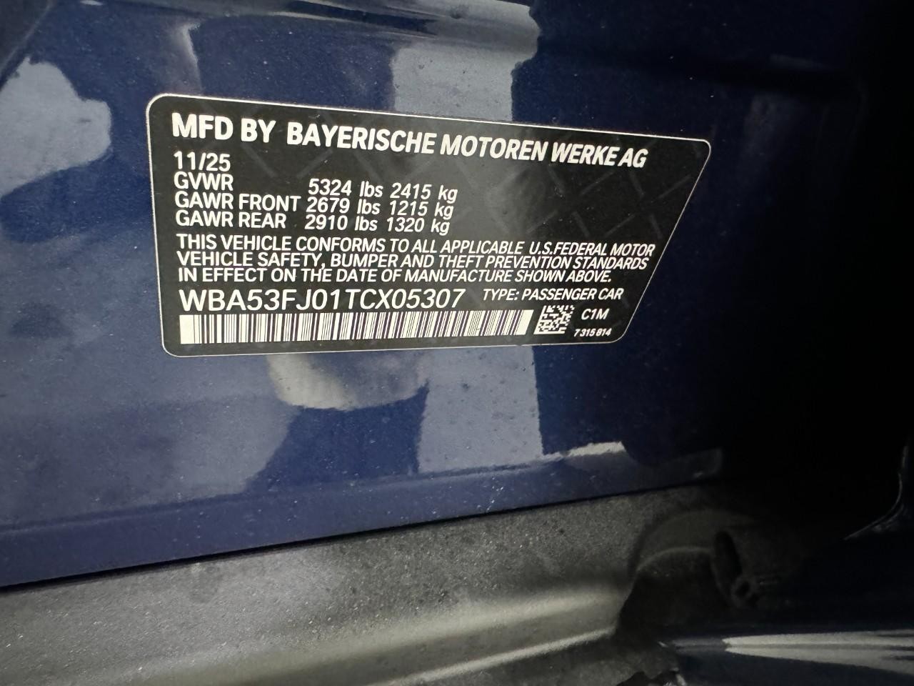 BMW 5 Series Vehicle Full-screen Gallery Image 34