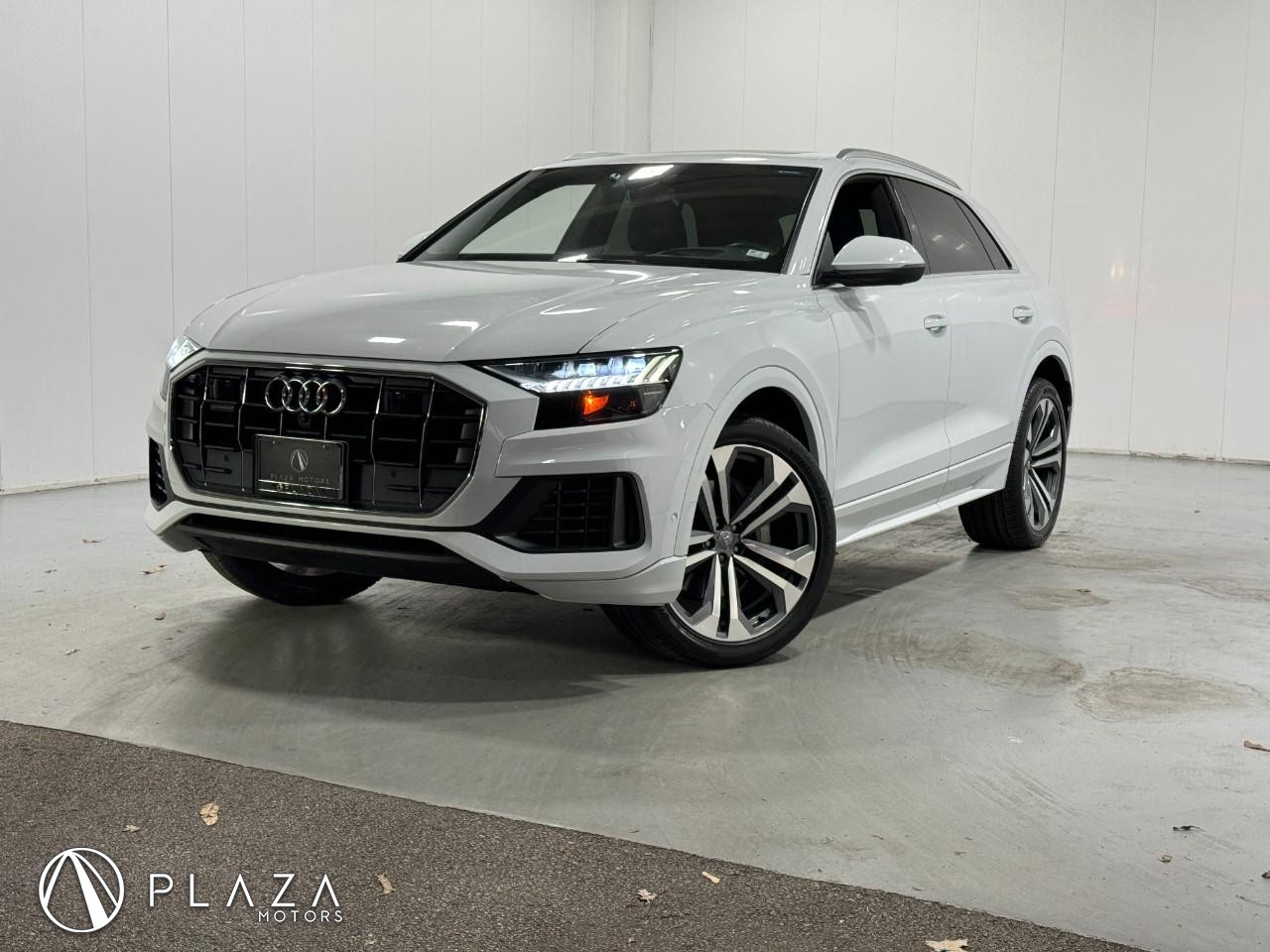 Audi Q8 Vehicle Full-screen Gallery Image 01