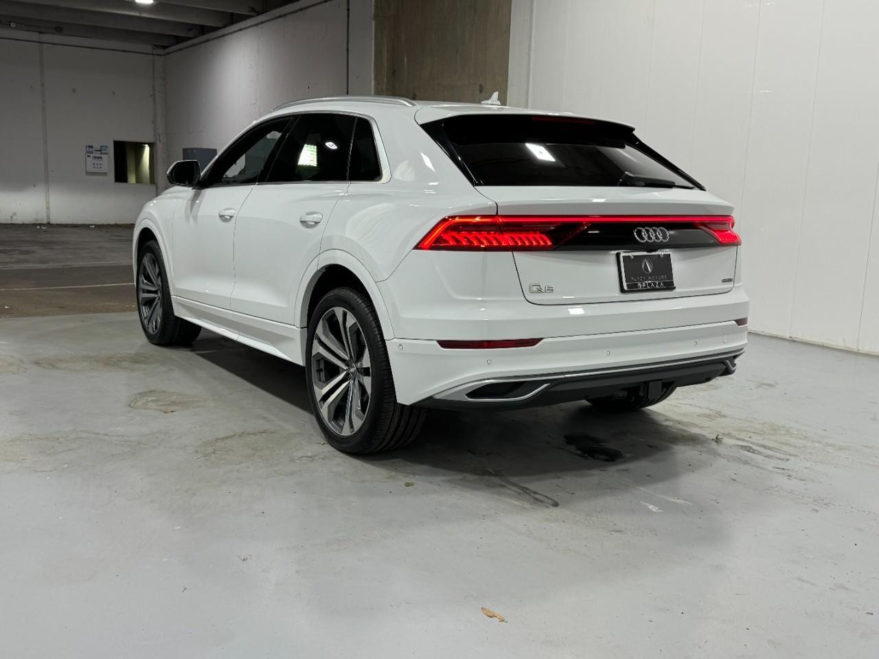 Audi Q8 Vehicle Full-screen Gallery Image 03