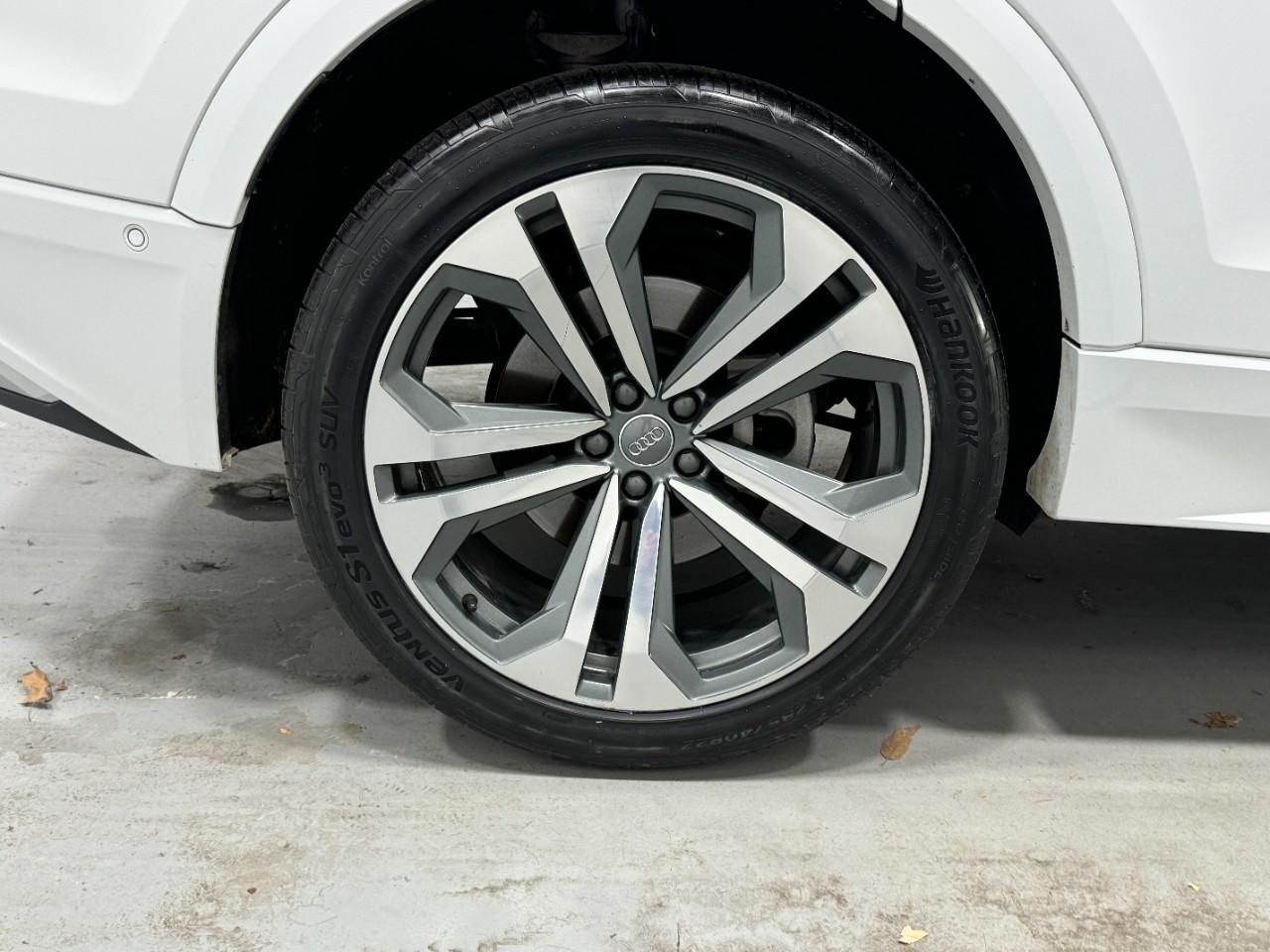 Audi Q8 Vehicle Full-screen Gallery Image 05