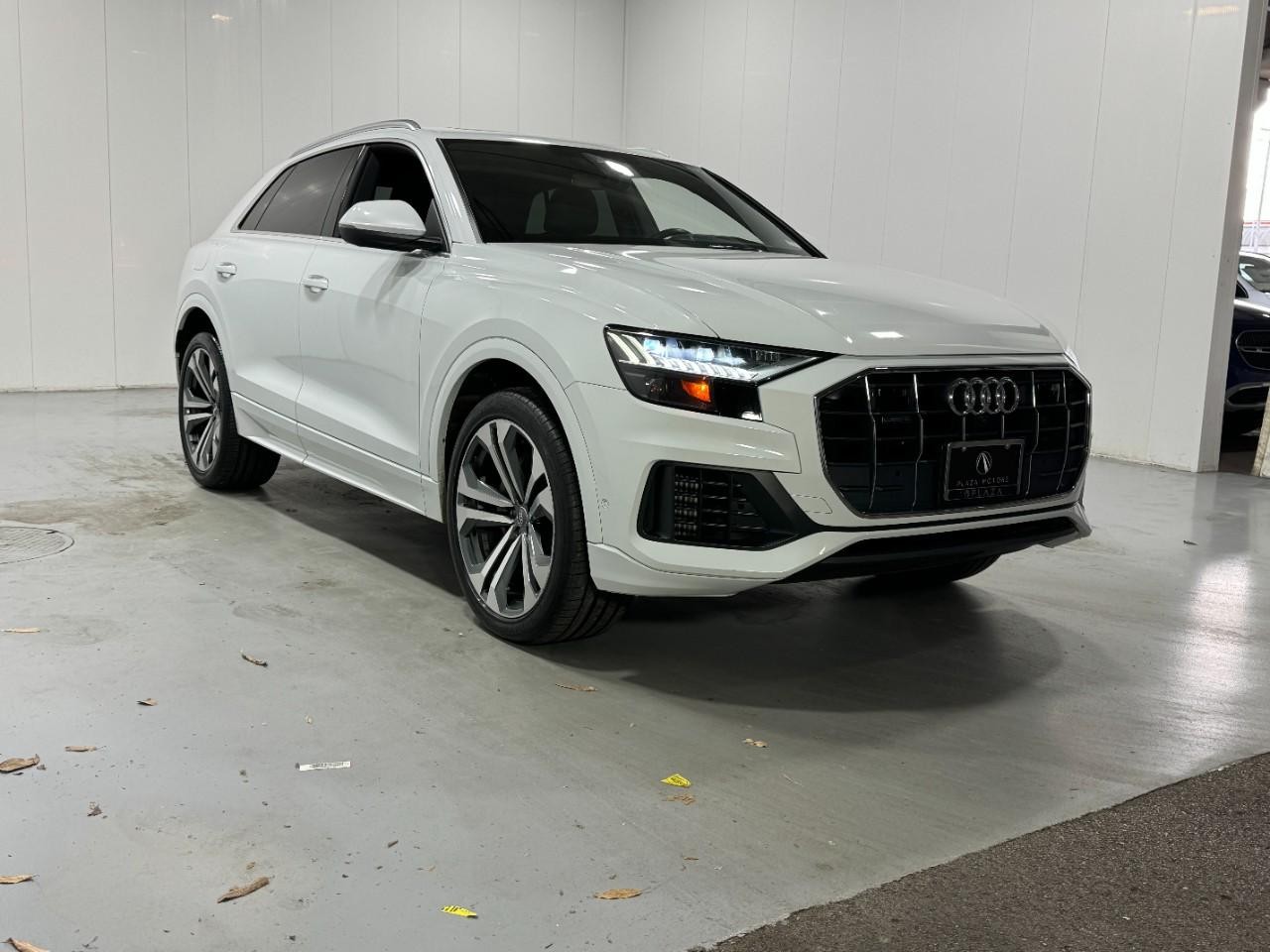 Audi Q8 Vehicle Full-screen Gallery Image 06