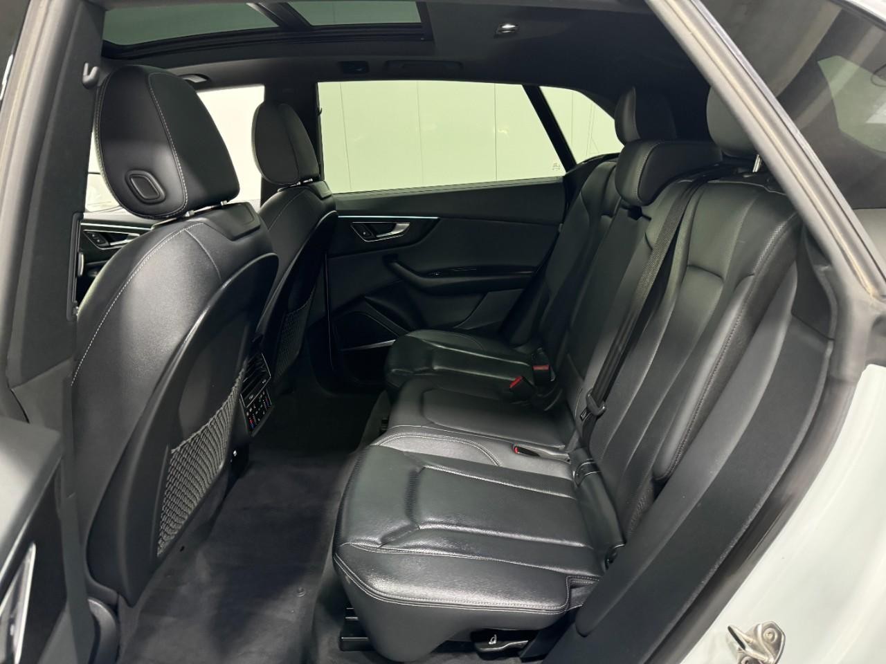 Audi Q8 Vehicle Full-screen Gallery Image 08