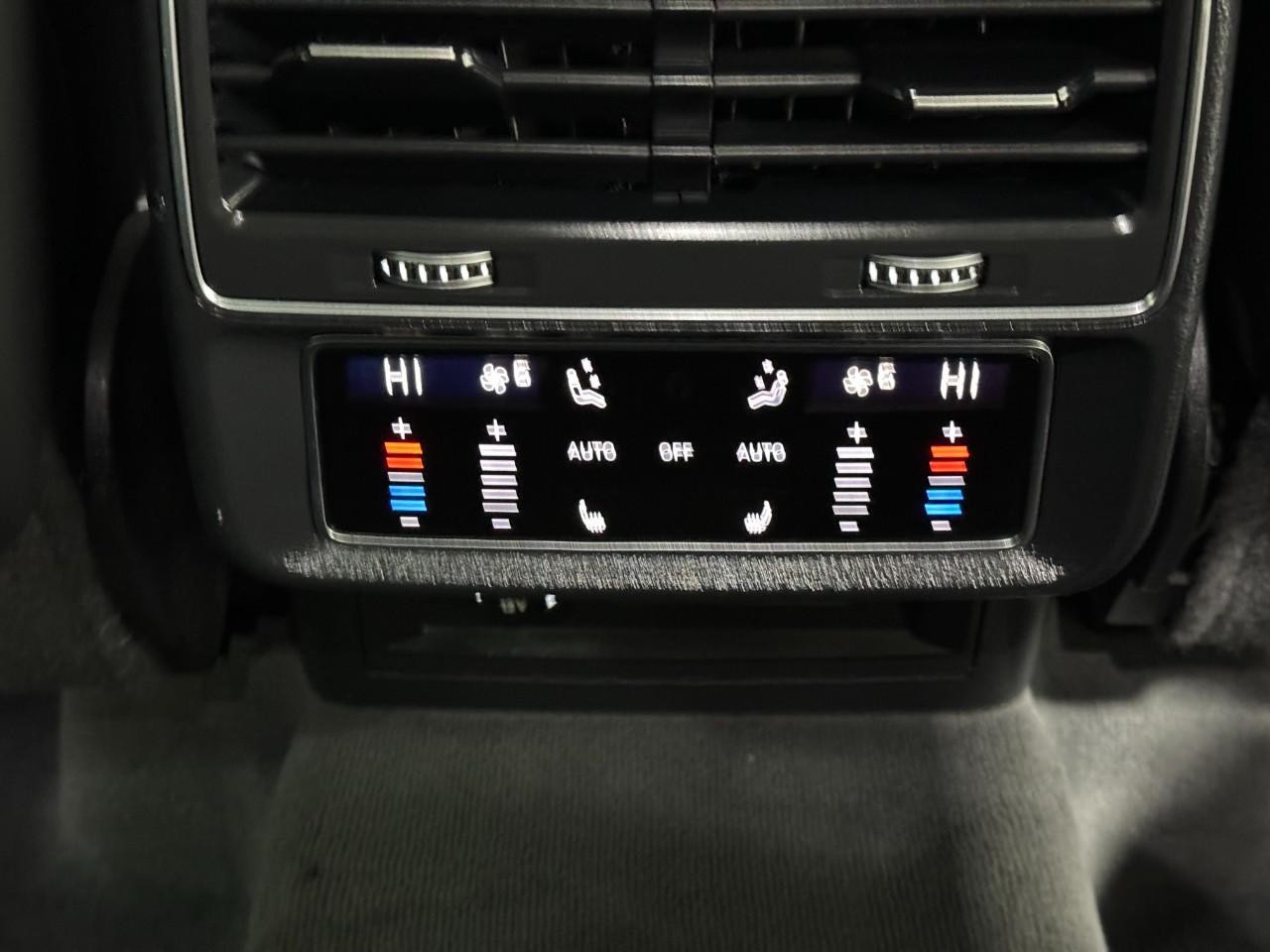 Audi Q8 Vehicle Full-screen Gallery Image 11