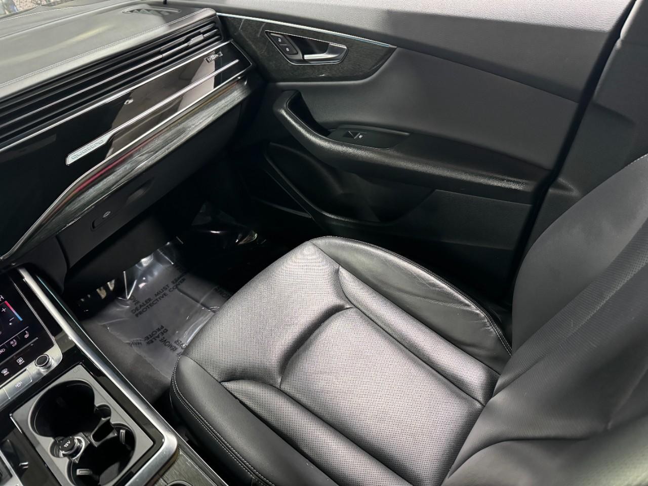 Audi Q8 Vehicle Full-screen Gallery Image 18