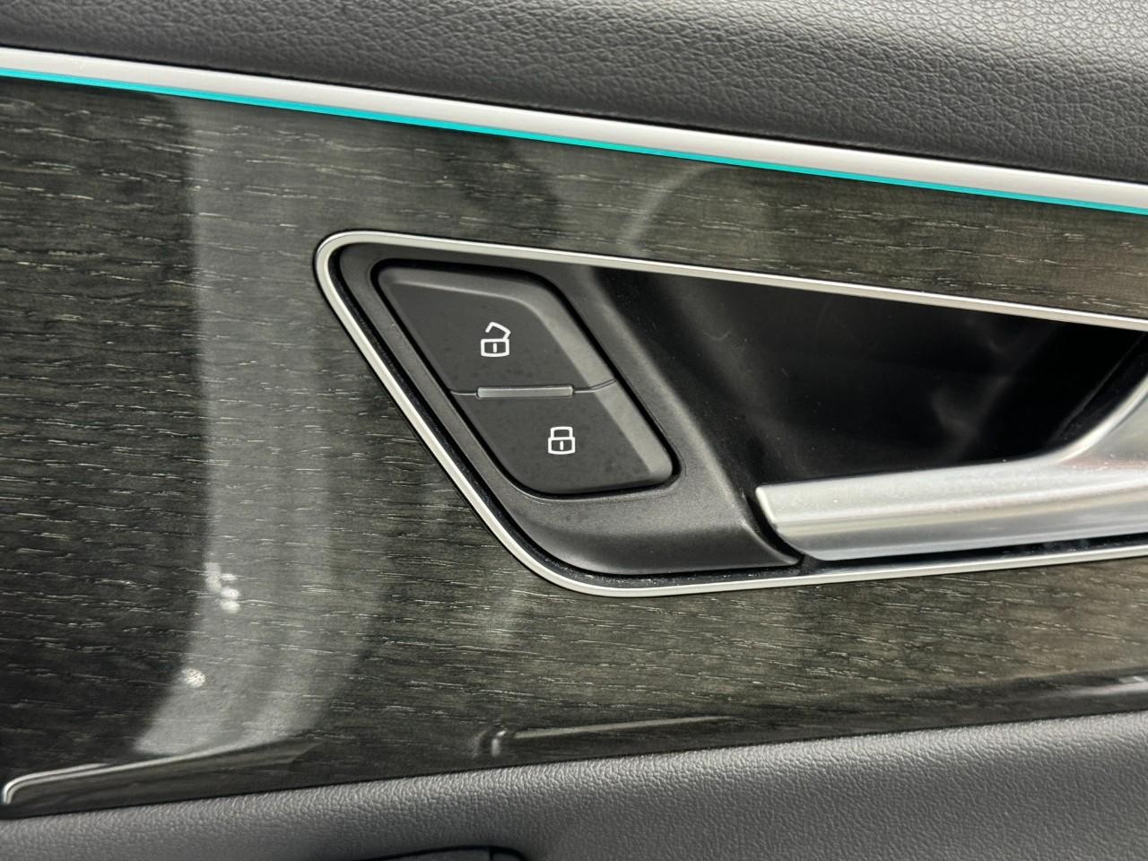 Audi Q8 Vehicle Full-screen Gallery Image 22