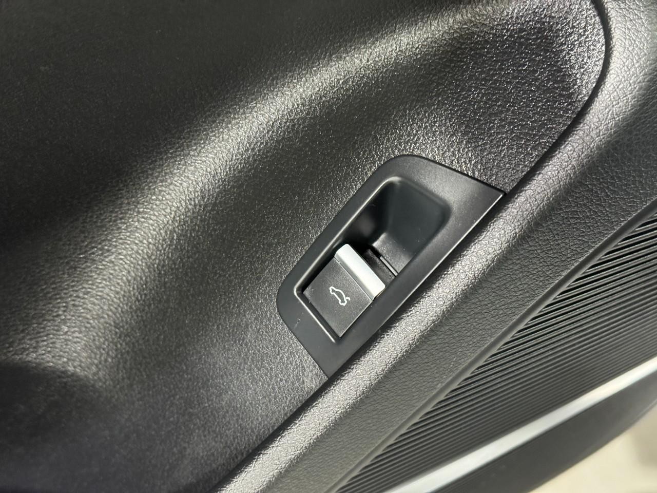 Audi Q8 Vehicle Full-screen Gallery Image 26