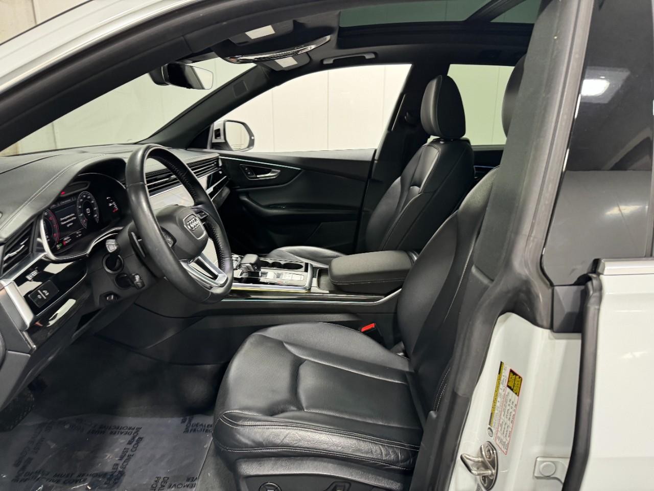 Audi Q8 Vehicle Full-screen Gallery Image 28