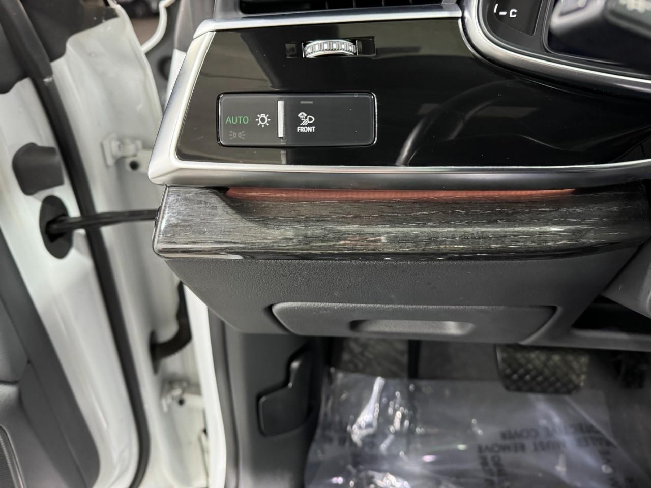 Audi Q8 Vehicle Full-screen Gallery Image 31