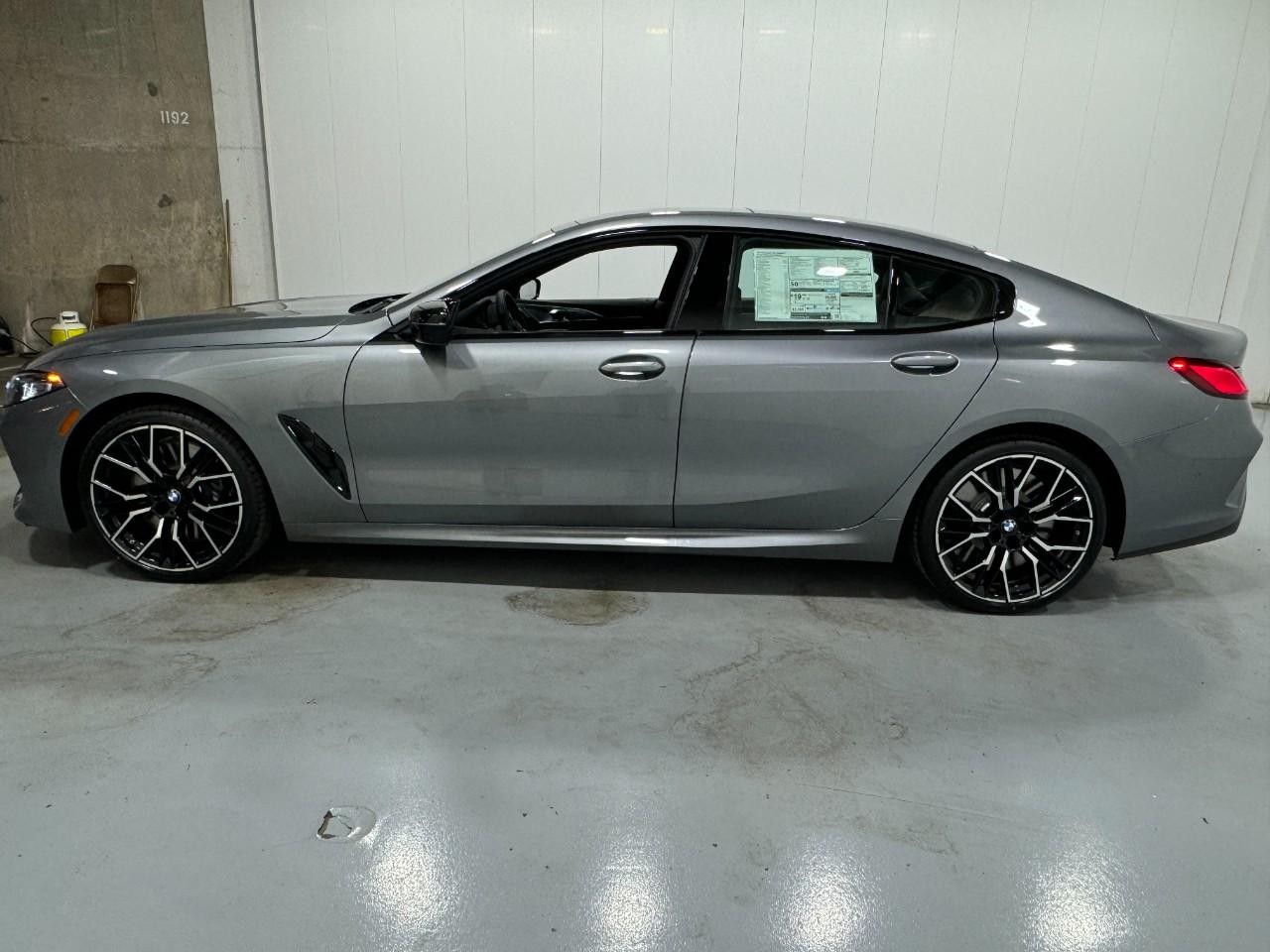 BMW 8 Series Vehicle Full-screen Gallery Image 2