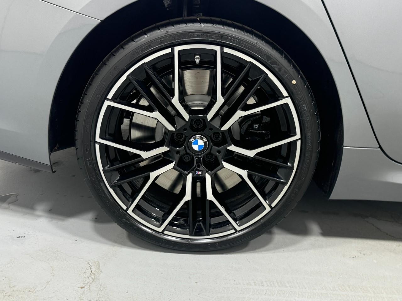 BMW 8 Series Vehicle Full-screen Gallery Image 5