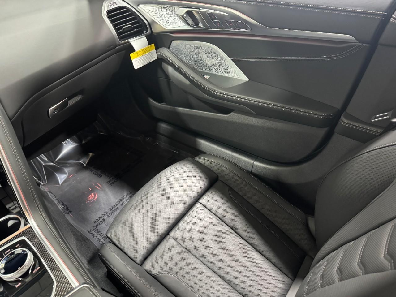 BMW 8 Series Vehicle Full-screen Gallery Image 18