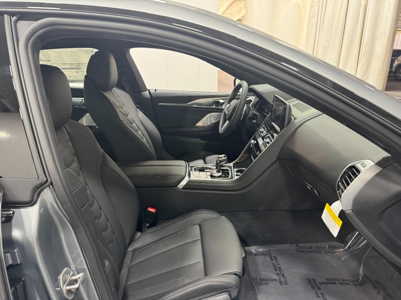 BMW 8 Series Vehicle Full-screen Gallery Image 19