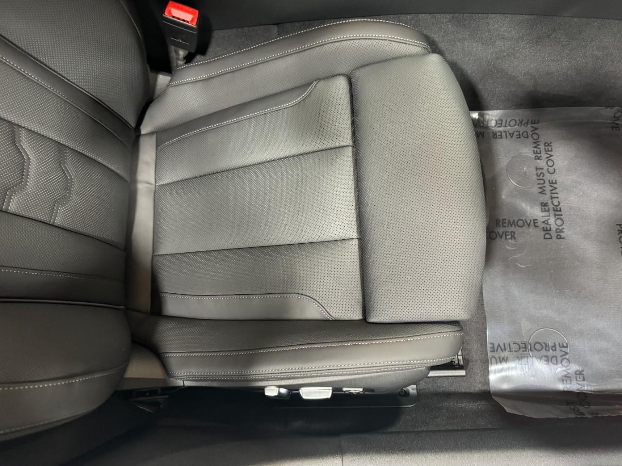 BMW 8 Series Vehicle Full-screen Gallery Image 20