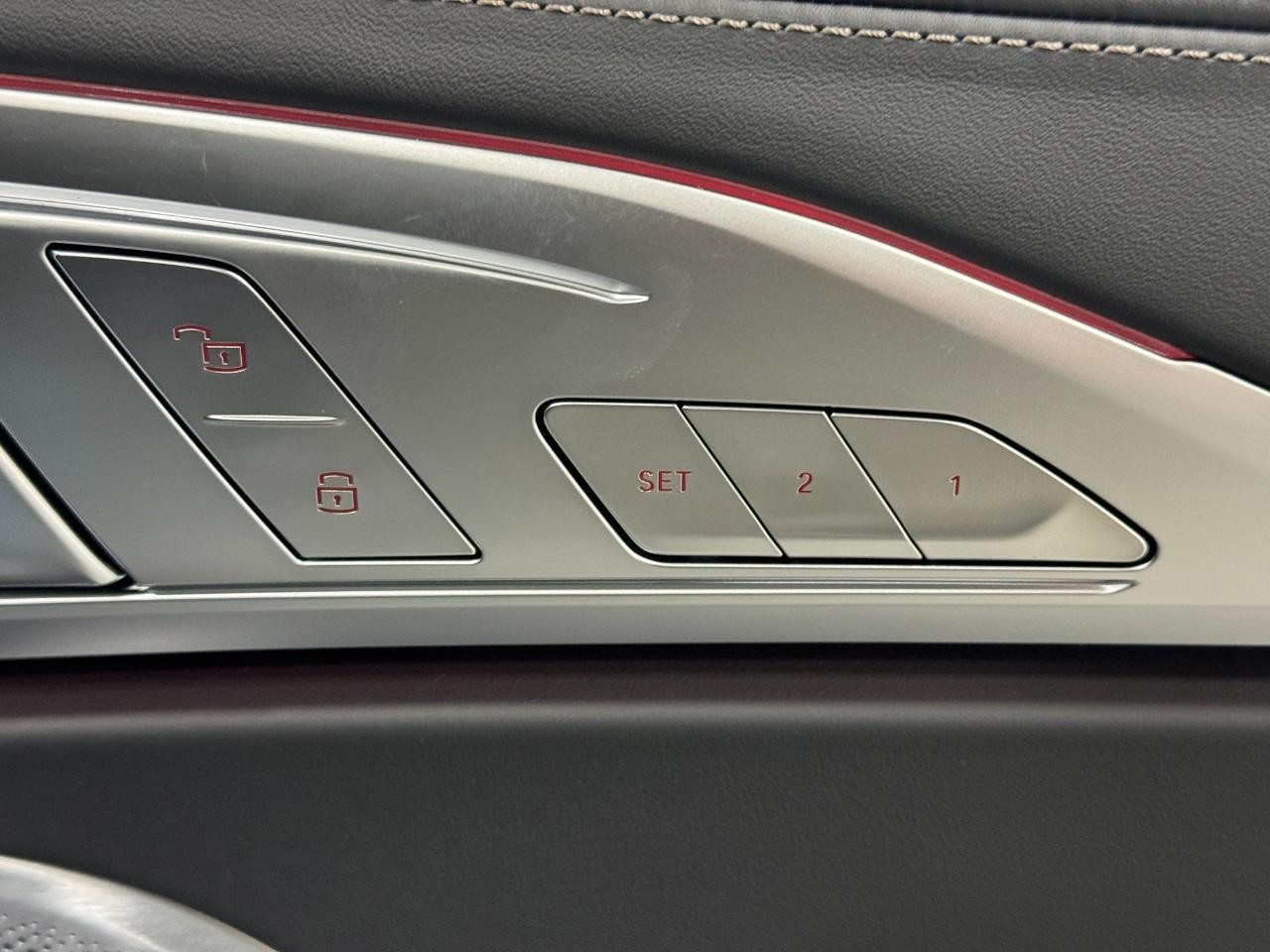 BMW 8 Series Vehicle Full-screen Gallery Image 22