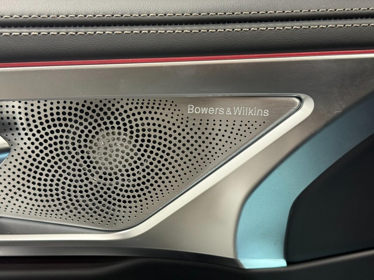 BMW 8 Series Vehicle Full-screen Gallery Image 24