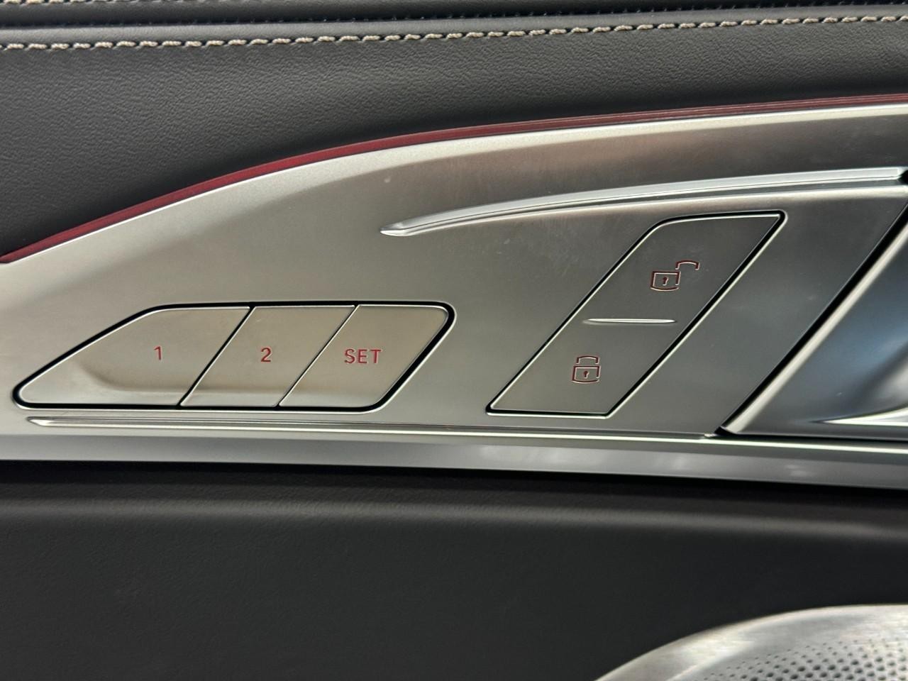 BMW 8 Series Vehicle Full-screen Gallery Image 25