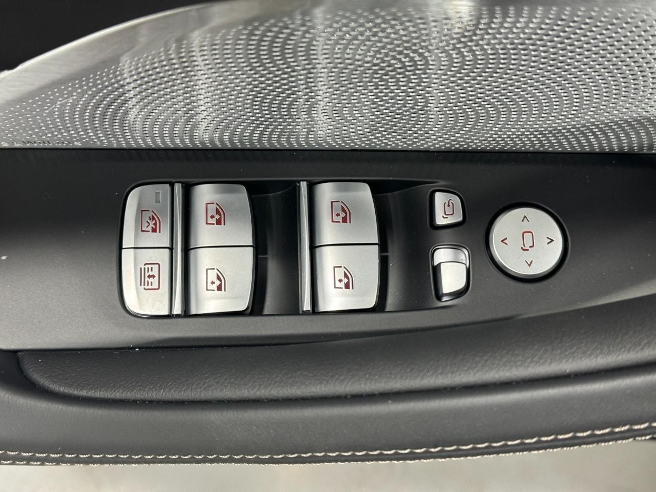 BMW 8 Series Vehicle Full-screen Gallery Image 26