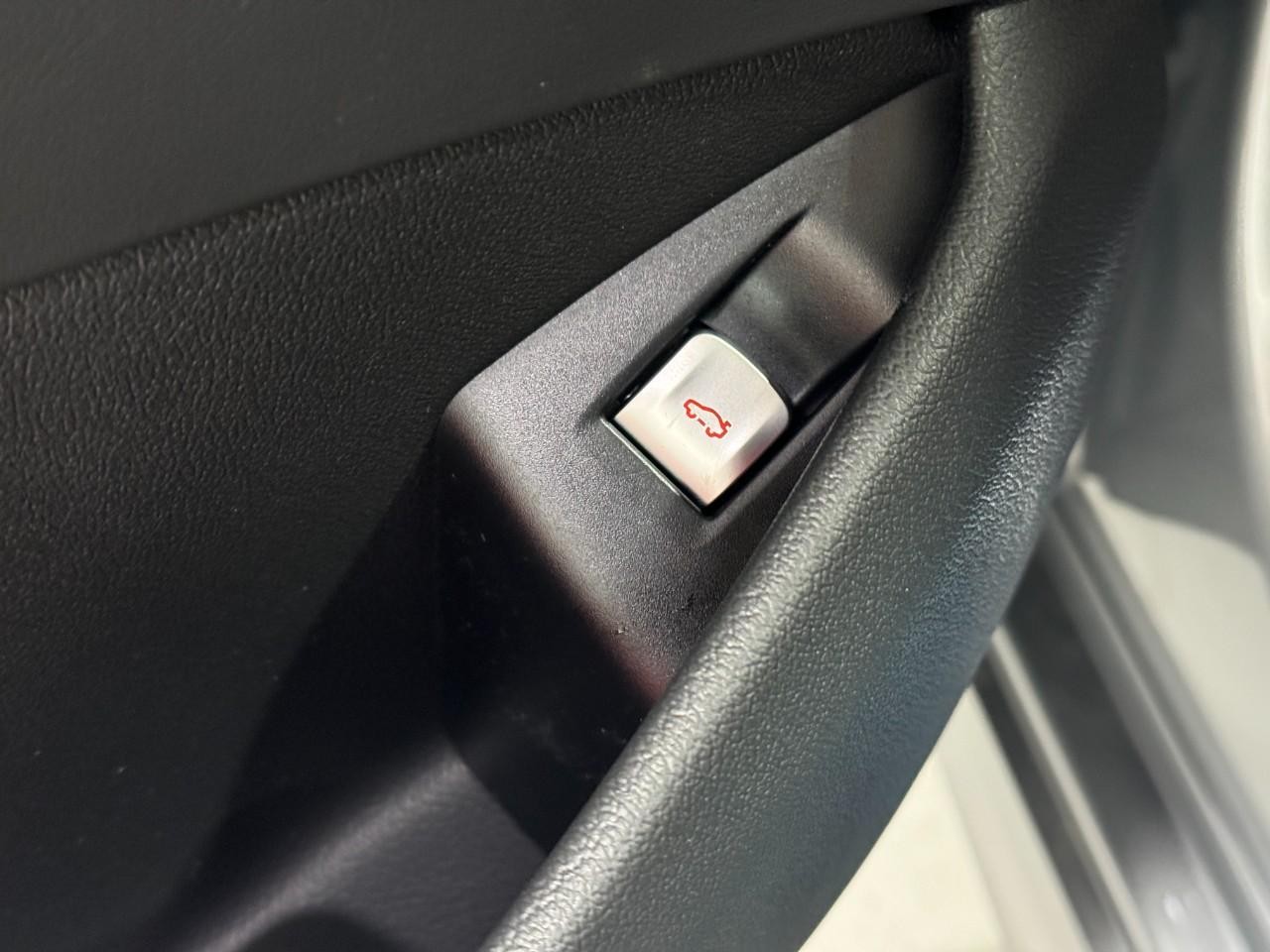 BMW 8 Series Vehicle Full-screen Gallery Image 27