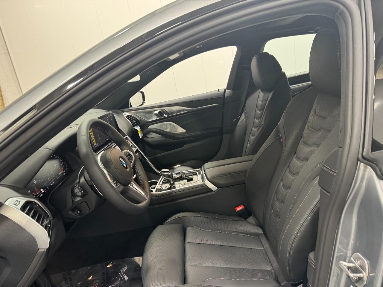 BMW 8 Series Vehicle Full-screen Gallery Image 28