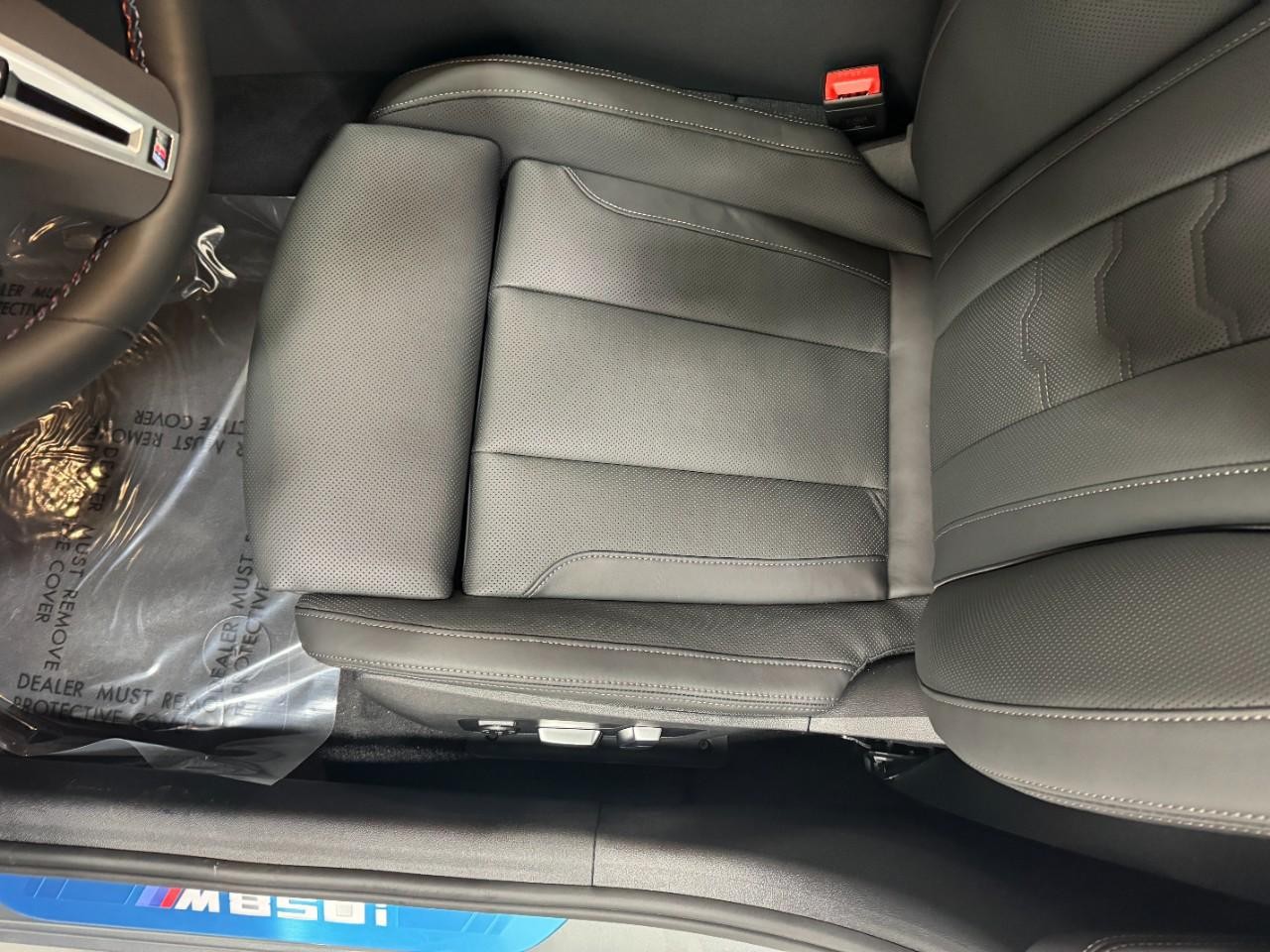 BMW 8 Series Vehicle Full-screen Gallery Image 29