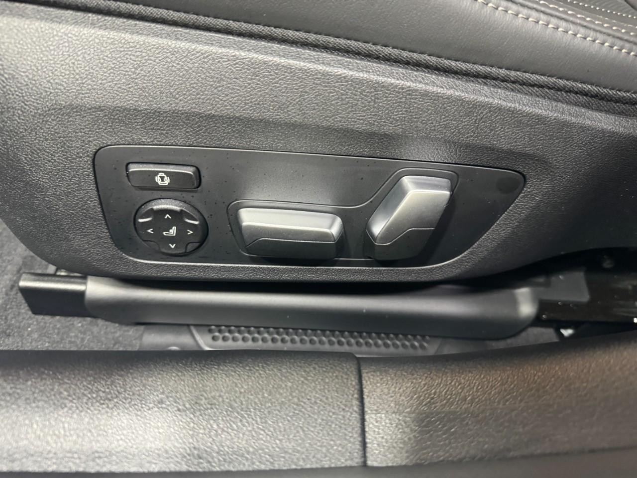 BMW 8 Series Vehicle Full-screen Gallery Image 30