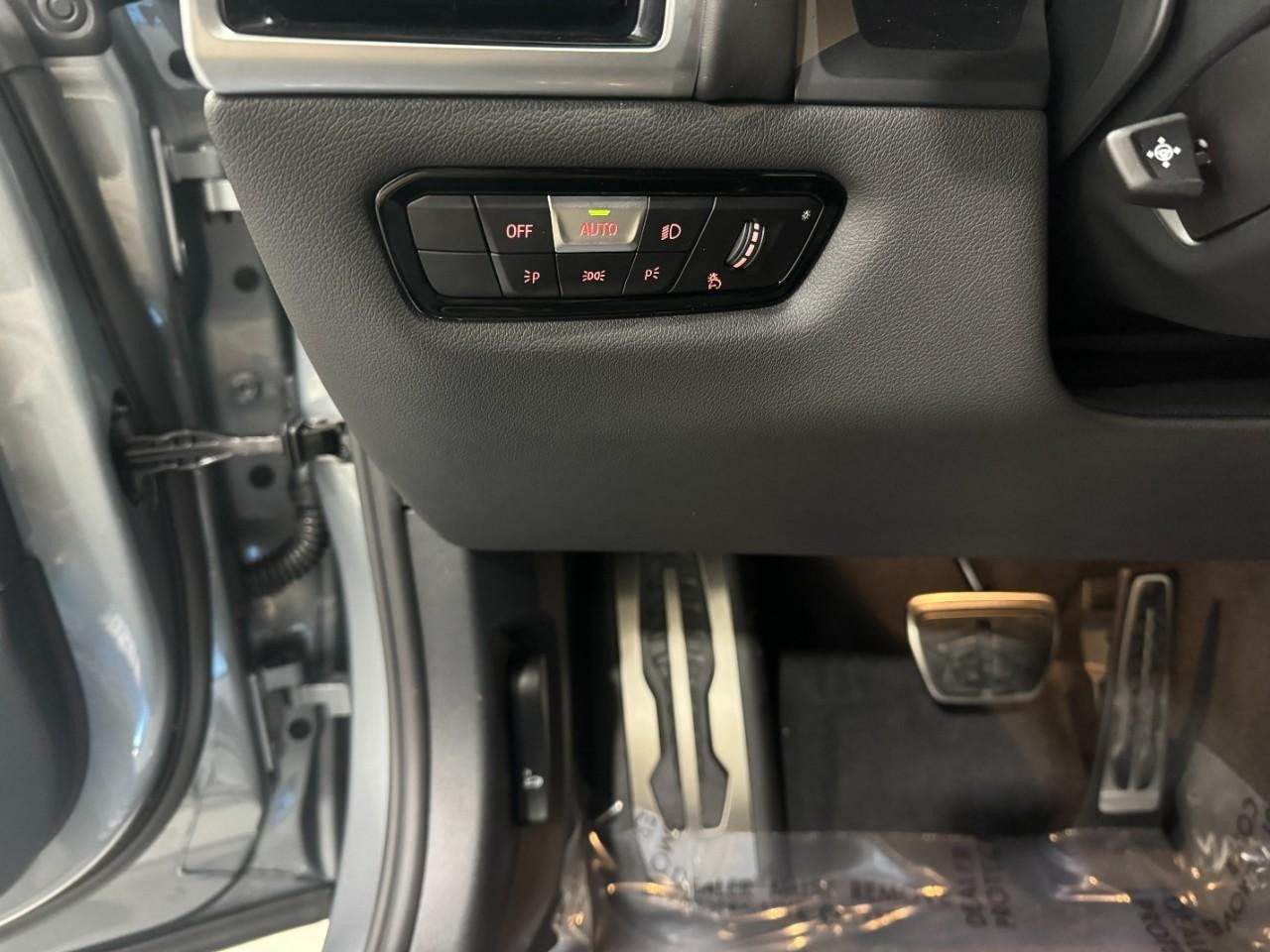 BMW 8 Series Vehicle Full-screen Gallery Image 31