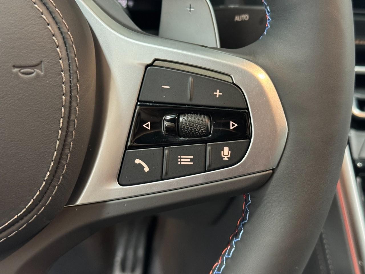 BMW 8 Series Vehicle Full-screen Gallery Image 33