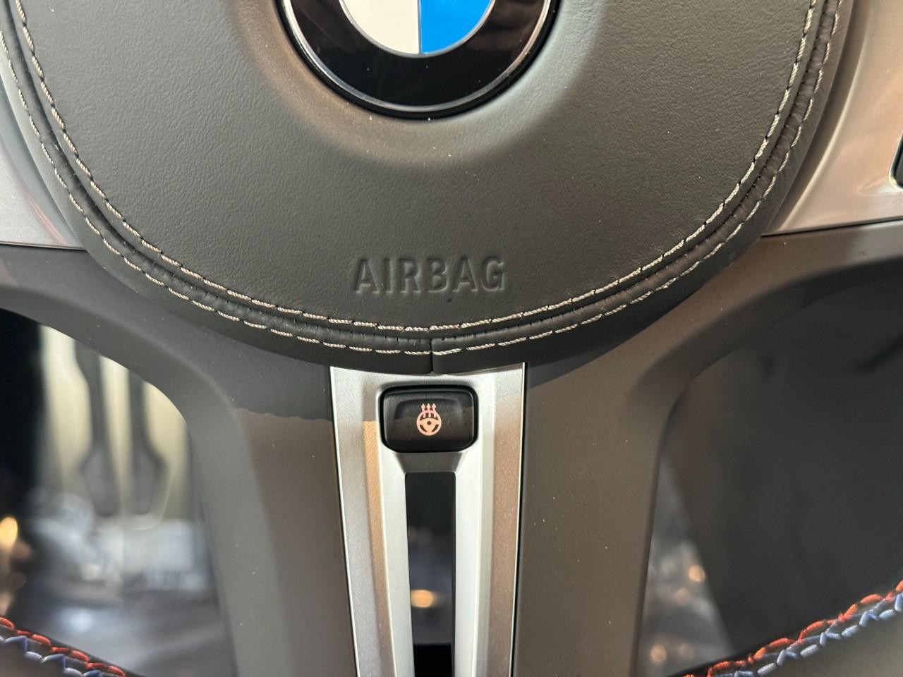 BMW 8 Series Vehicle Full-screen Gallery Image 34