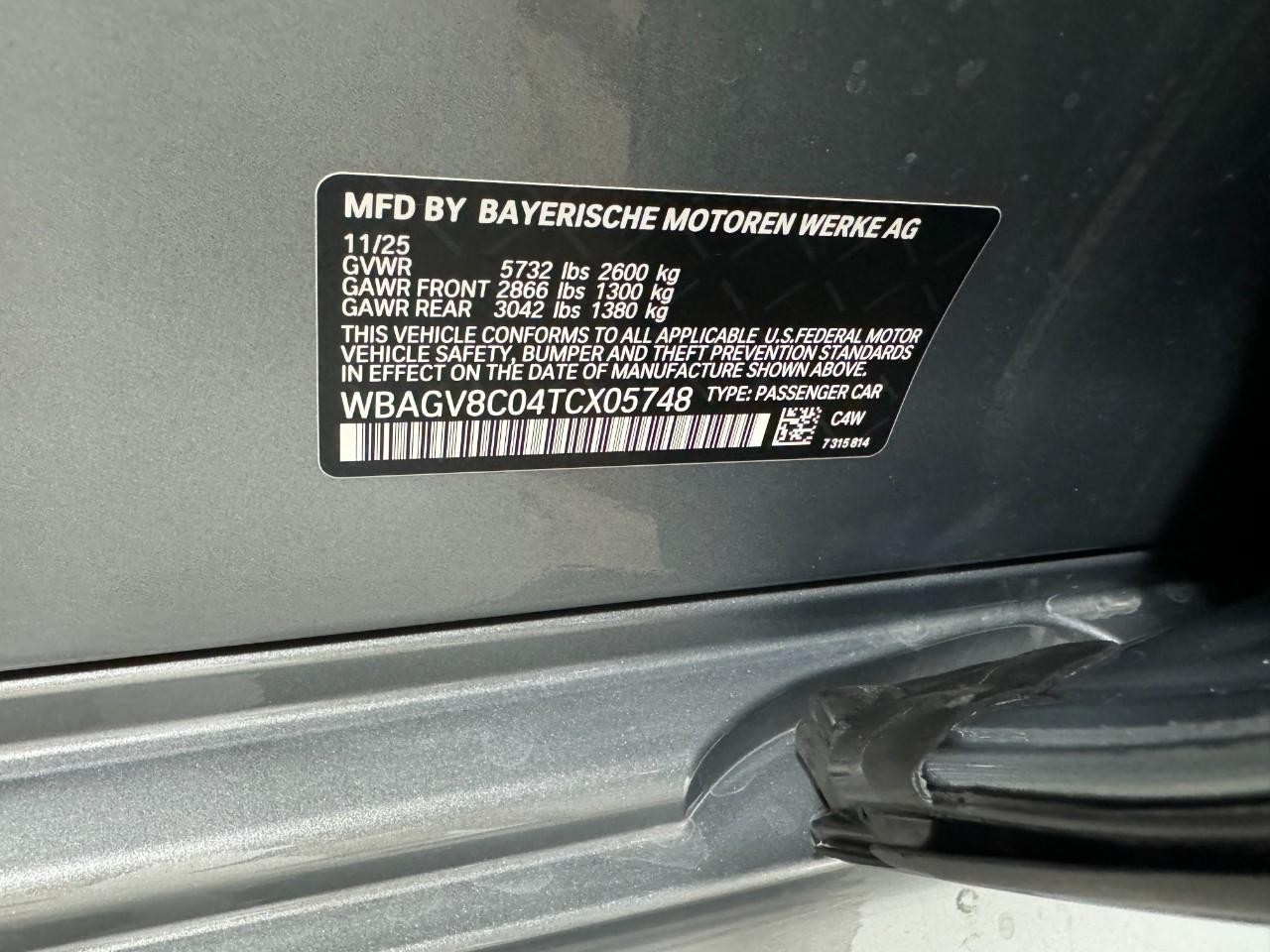 BMW 8 Series Vehicle Full-screen Gallery Image 37