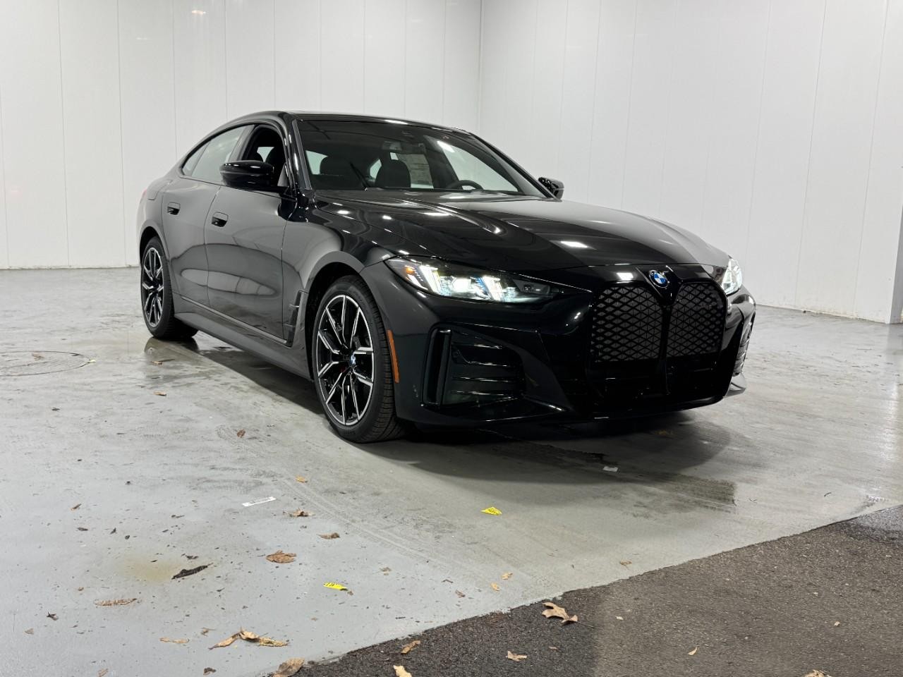 BMW i4 Vehicle Full-screen Gallery Image 6