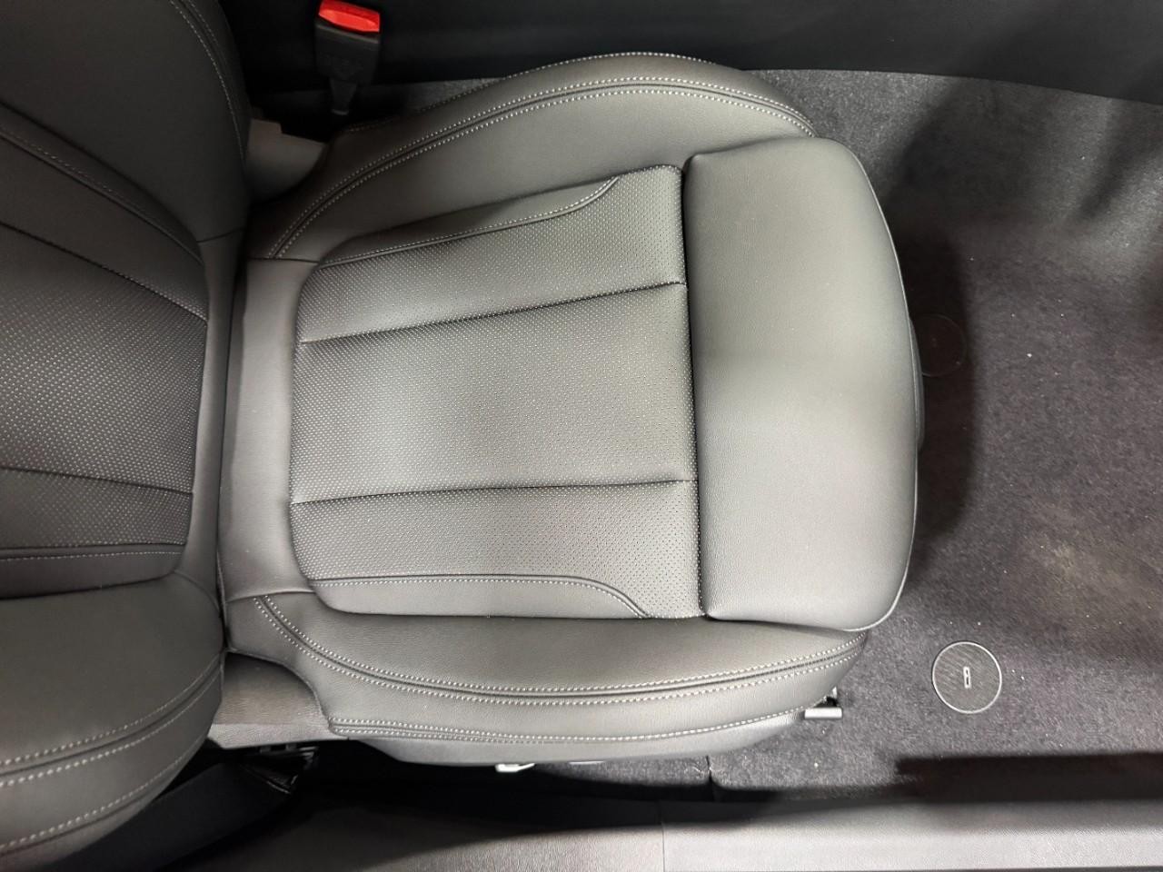 BMW i4 Vehicle Full-screen Gallery Image 19