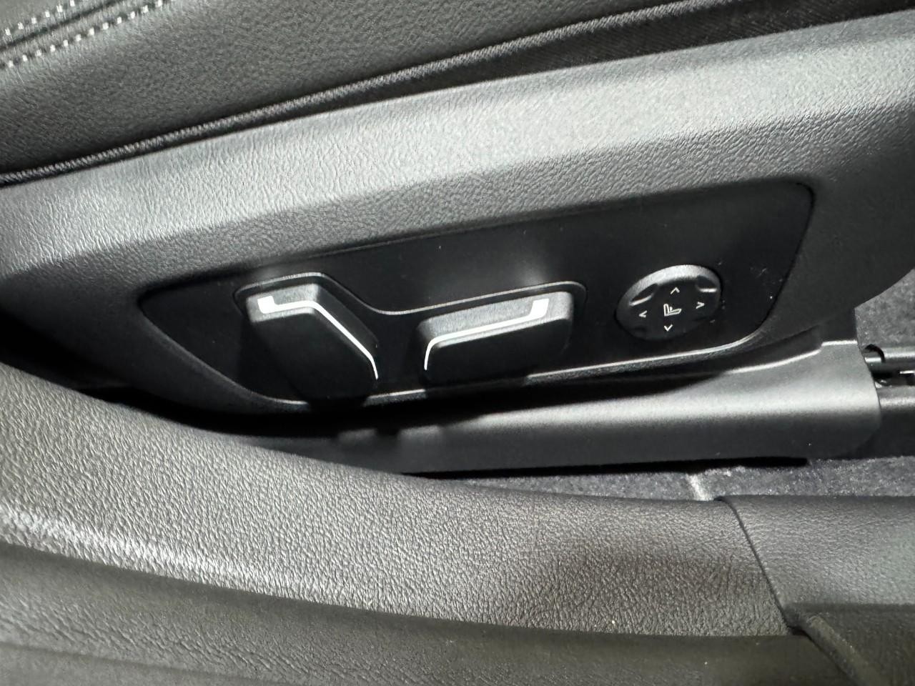 BMW i4 Vehicle Full-screen Gallery Image 20