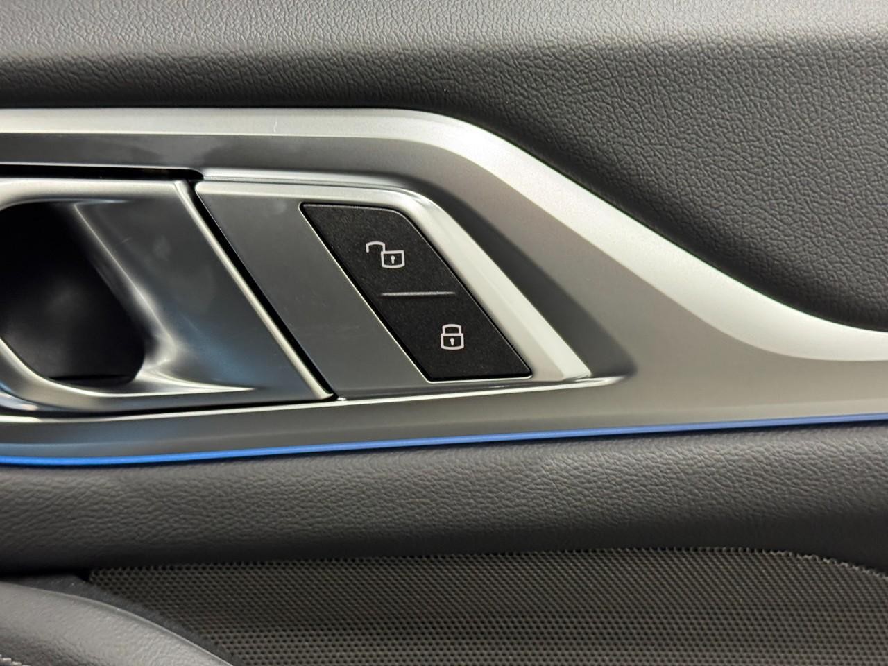 BMW i4 Vehicle Full-screen Gallery Image 21