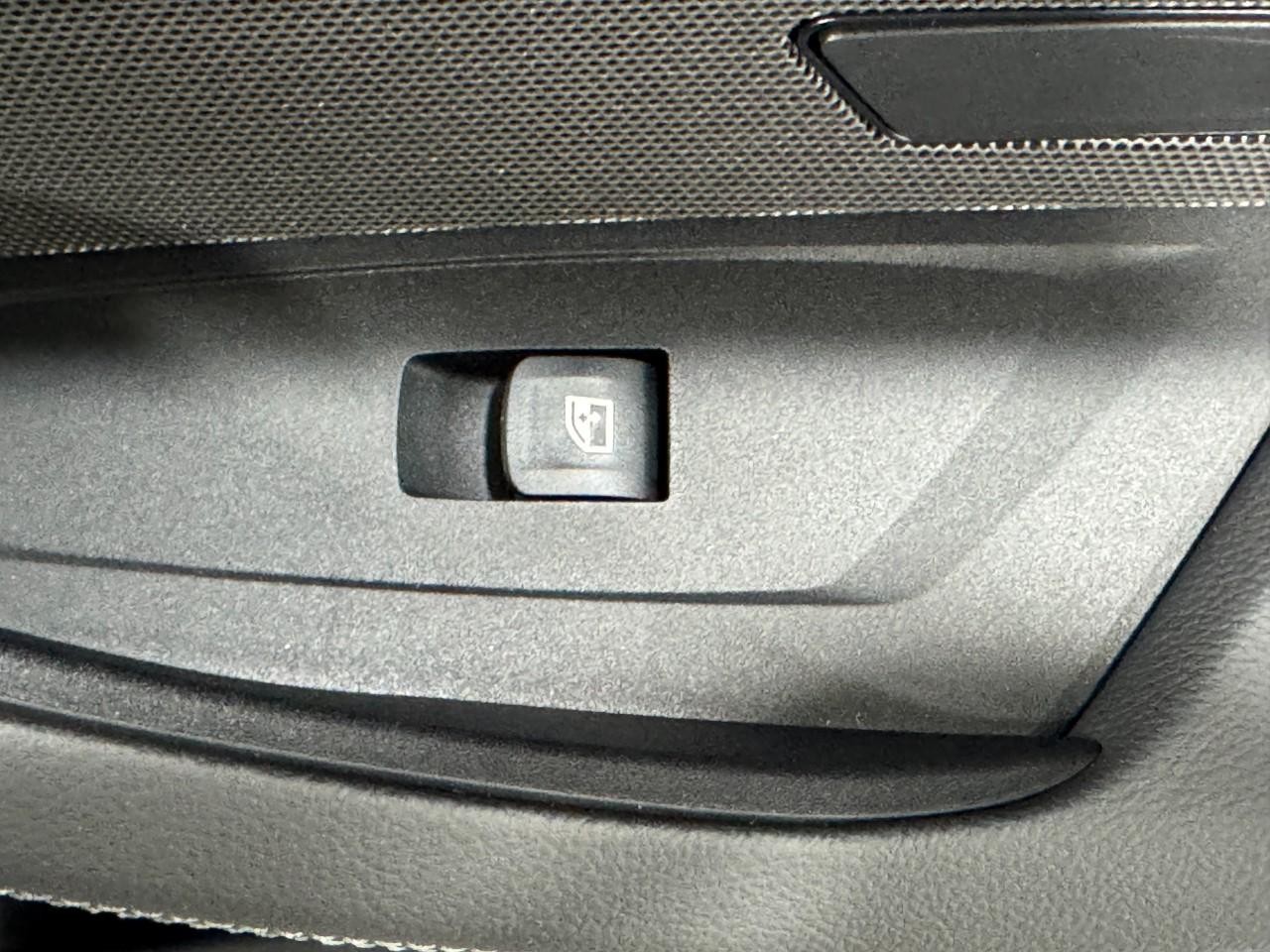 BMW i4 Vehicle Full-screen Gallery Image 22