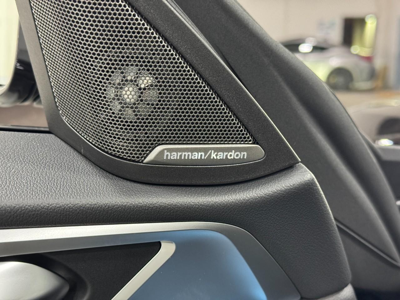 BMW i4 Vehicle Full-screen Gallery Image 23