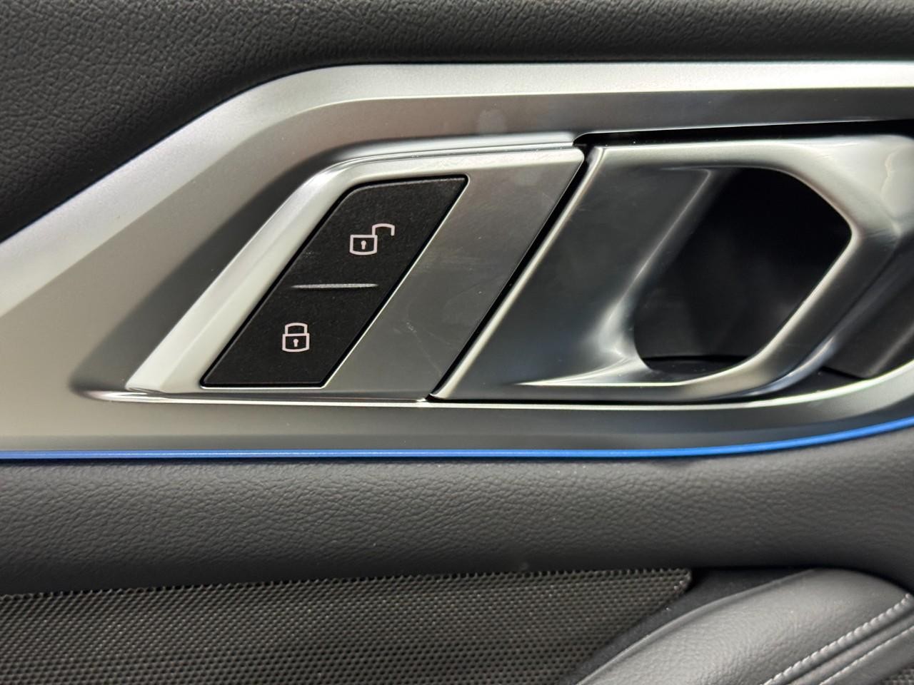BMW i4 Vehicle Full-screen Gallery Image 24