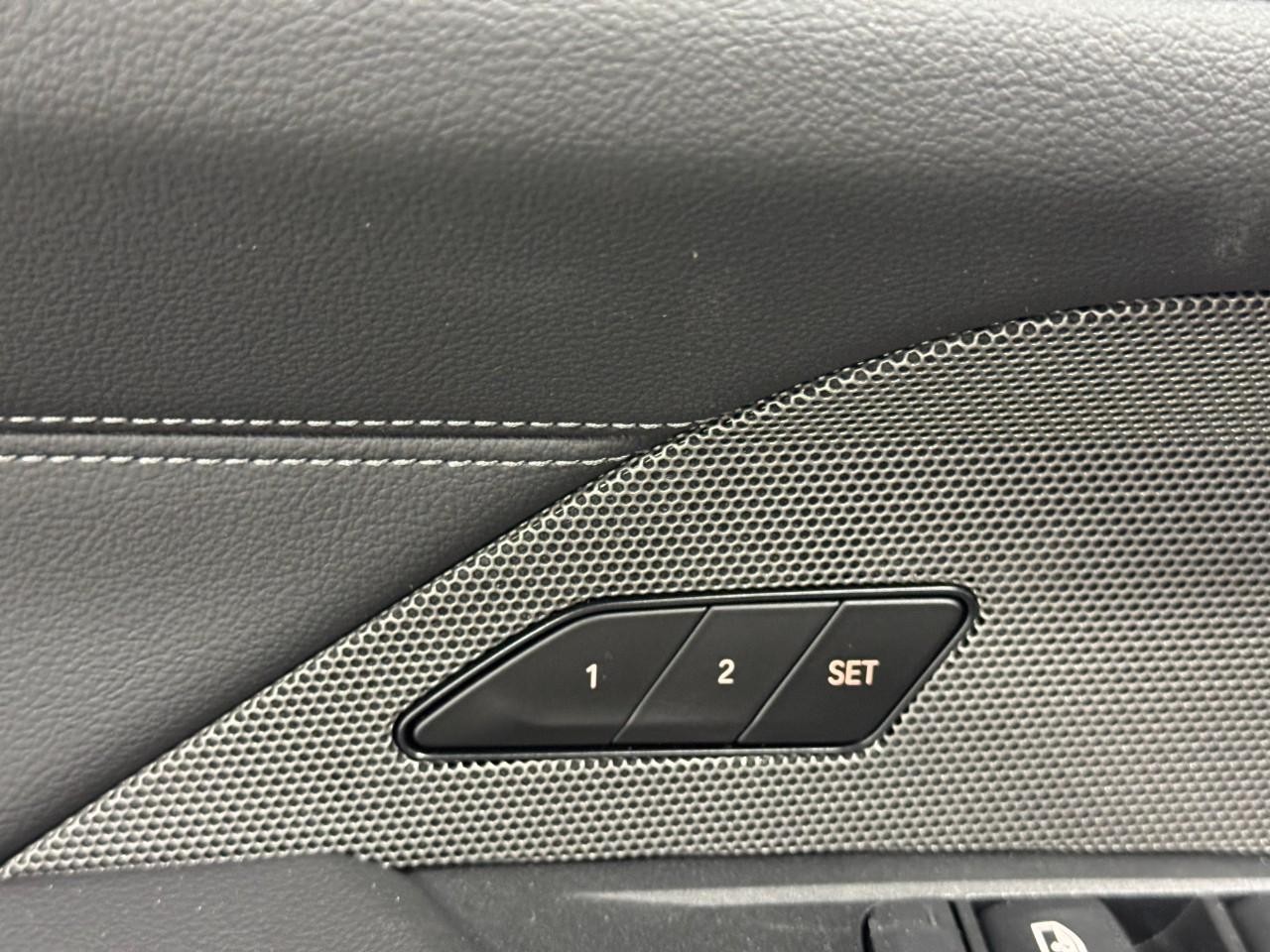 BMW i4 Vehicle Full-screen Gallery Image 25